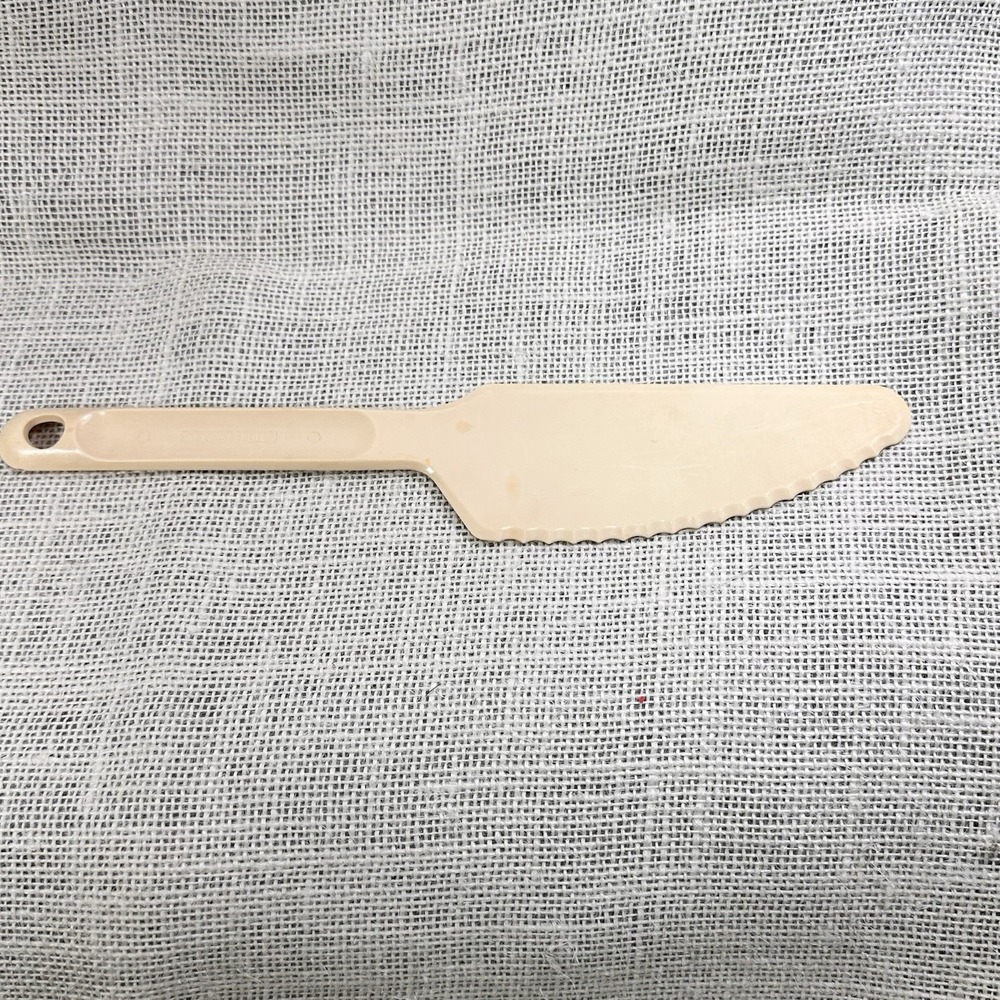 Tupperware Knife‎ Cake Pie Slicer Server #1819 Almond Beige USA Vintage